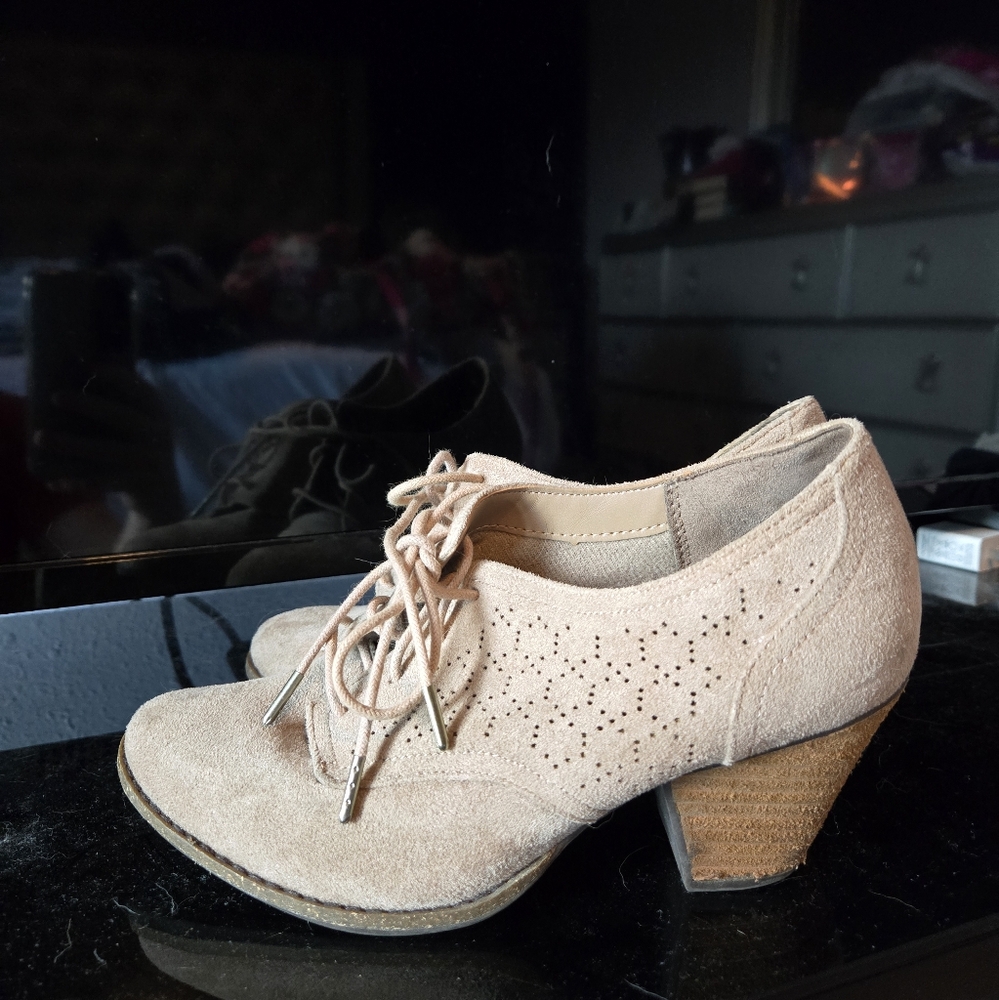 Dr. Scholl's Tan Heeled Boots with Chunky Heel and Perforated Design